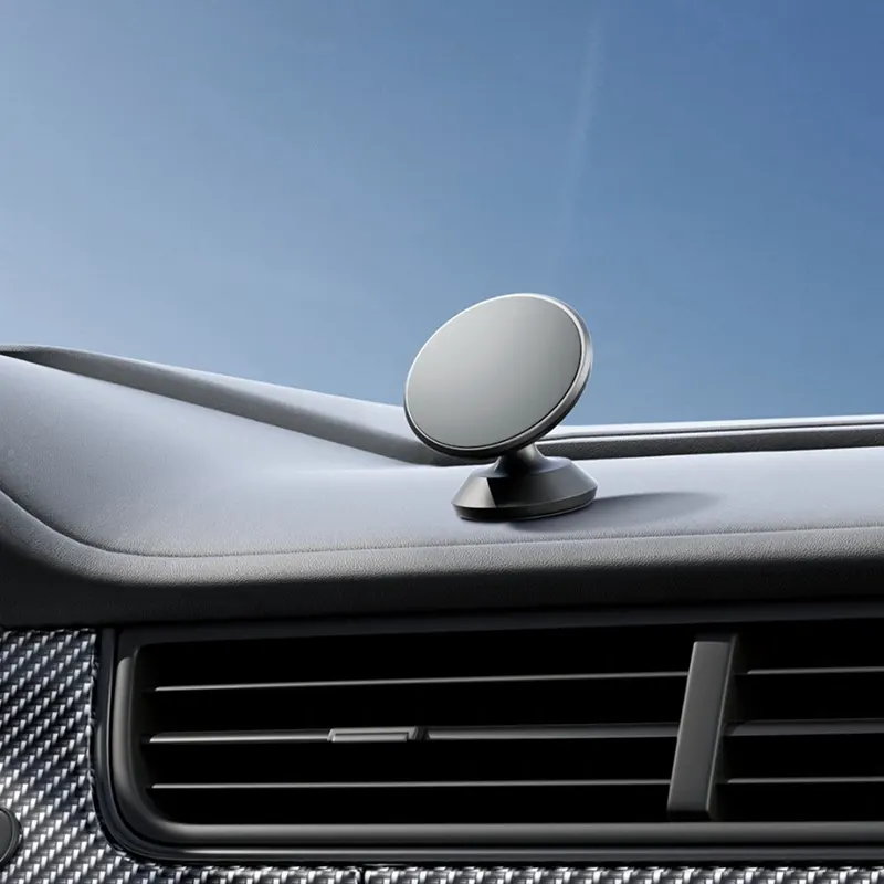 May hawak ng telepono